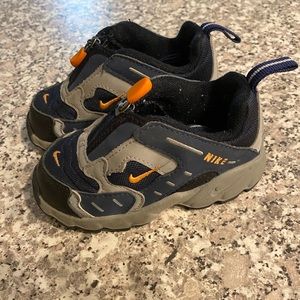 Nike boys toddler shoes size 6